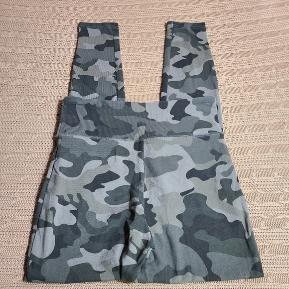 Wild Fable black and grey camo leggings - Picture 3 of 5